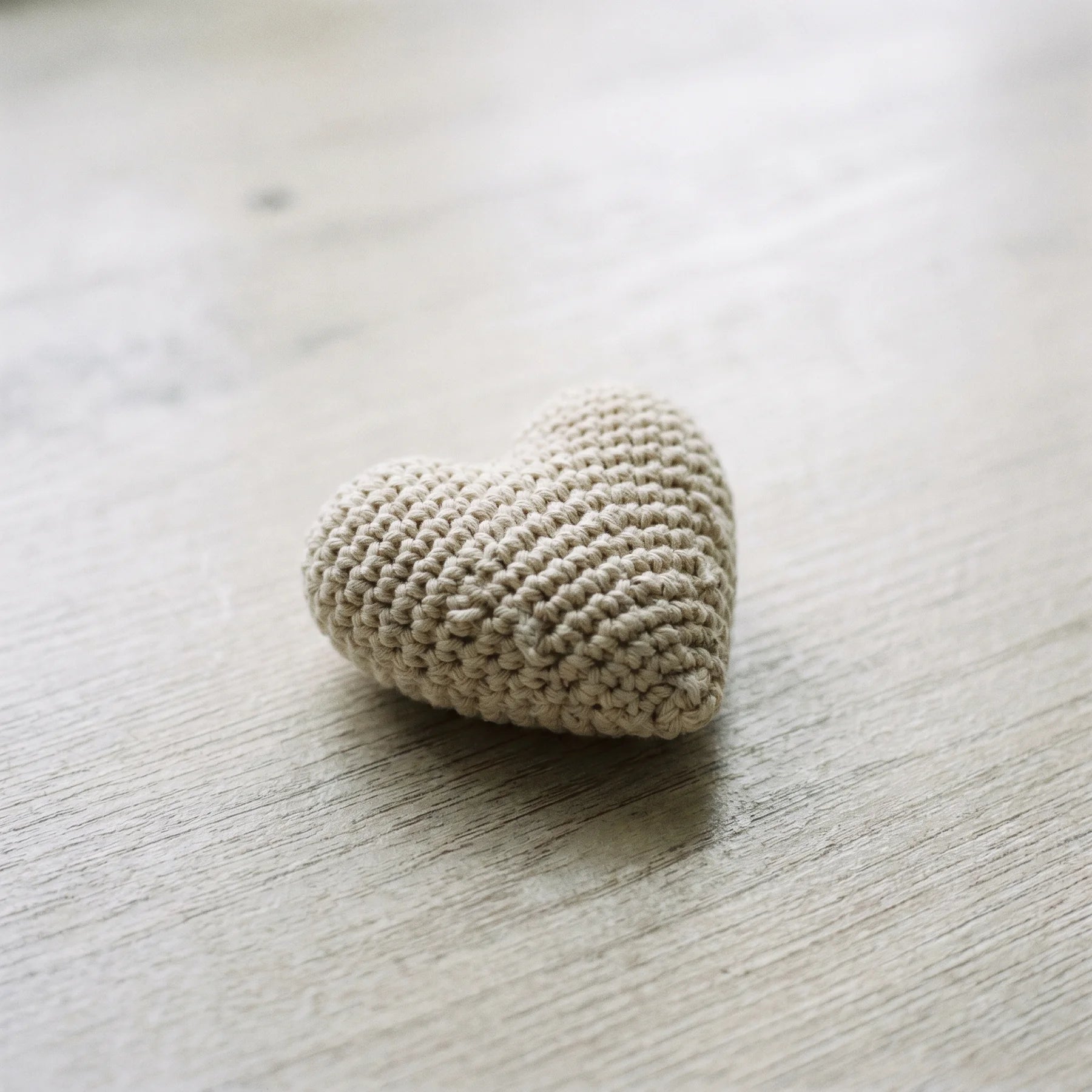 Pequeno objeto crochet feito à mão: prática bilateral, resultado guardado