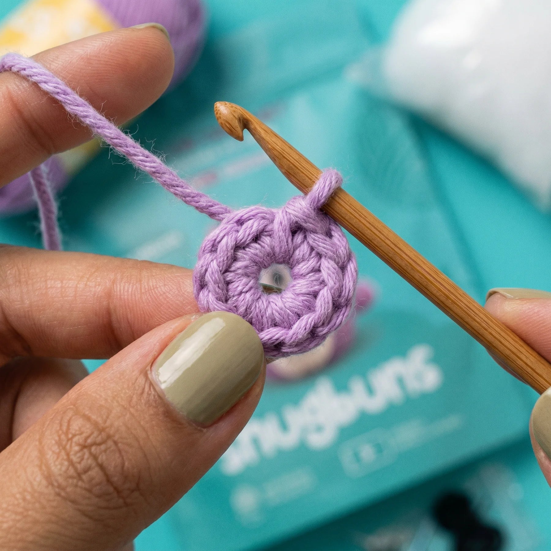 Círculo mágico pré-feito no kit Snugbuns, fio lavanda entre dedos